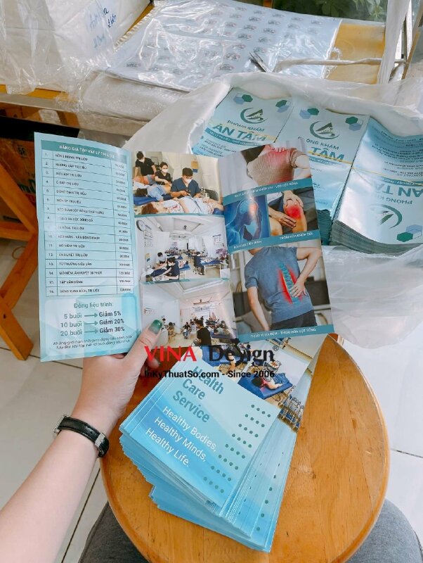 In brochure gấp 3 bảng giá phòng khám vật lý trị liệu - INKTS3493