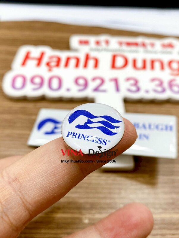 In huy hiệu nhựa cài áo logo công ty nhựa đổ keo mặt sau nam châm hít - INKTS733