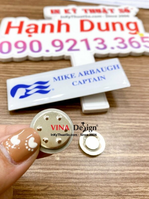 In huy hiệu nhựa cài áo logo công ty nhựa đổ keo mặt sau nam châm hít - INKTS733
