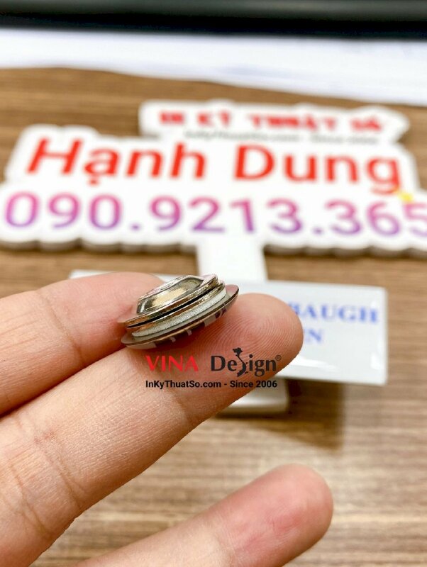 In huy hiệu nhựa cài áo logo công ty nhựa đổ keo mặt sau nam châm hít - INKTS733