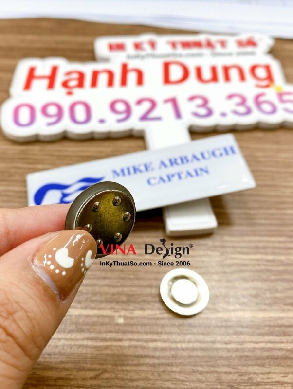 In huy hiệu nhựa cài áo logo công ty nhựa đổ keo mặt sau nam châm hít - INKTS733
