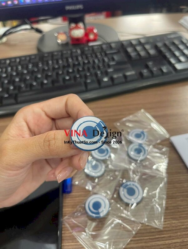 In huy hiệu tròn logo cài áo, nhựa đổ keo trong, gắn ghim cài - INKTS3487