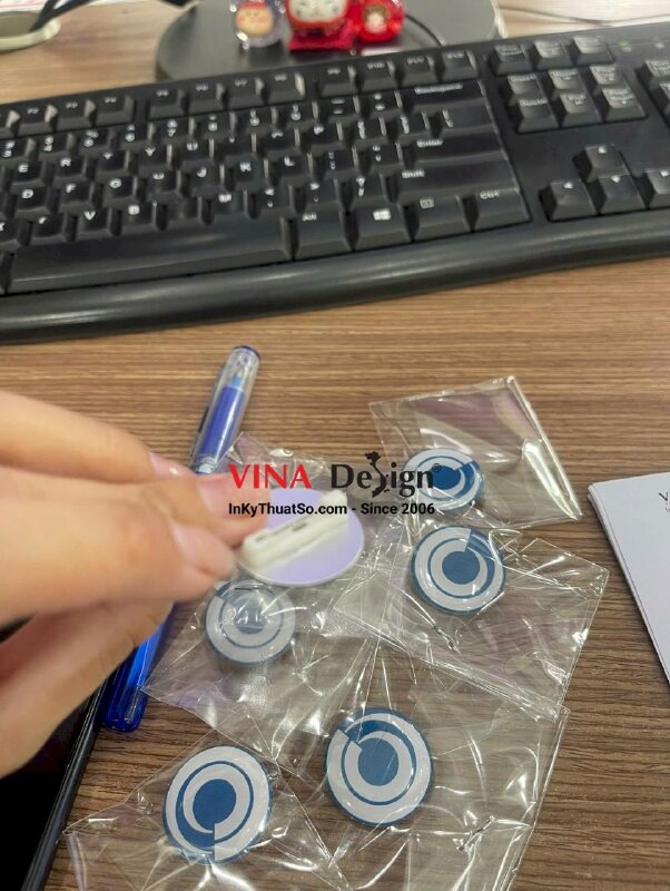 In huy hiệu tròn logo cài áo, nhựa đổ keo trong, gắn ghim cài - INKTS3487