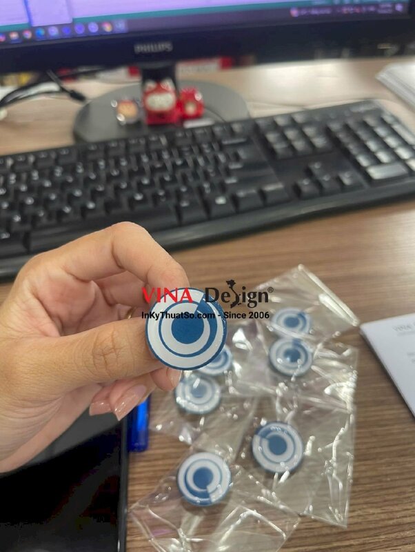 In huy hiệu tròn logo cài áo, nhựa đổ keo trong, gắn ghim cài - INKTS3487