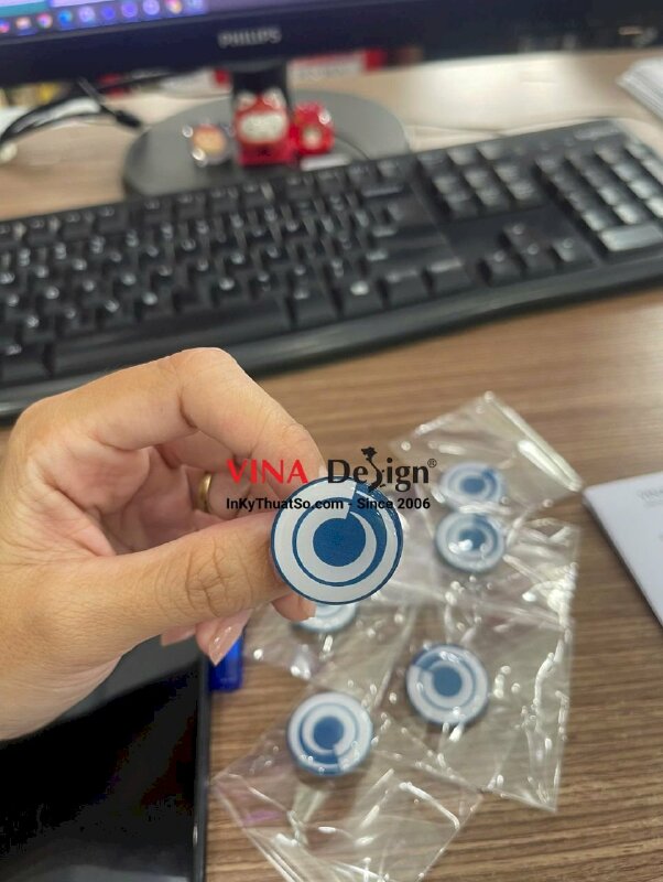 In huy hiệu tròn logo cài áo, nhựa đổ keo trong, gắn ghim cài - INKTS3487