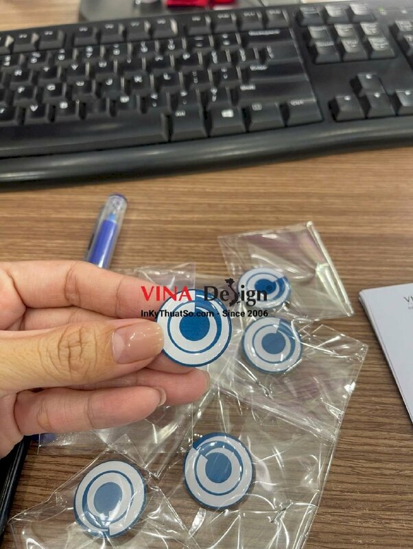 In huy hiệu tròn logo cài áo, nhựa đổ keo trong, gắn ghim cài - INKTS3487