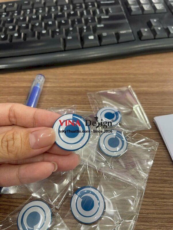 In huy hiệu tròn logo cài áo, nhựa đổ keo trong, gắn ghim cài - INKTS3487