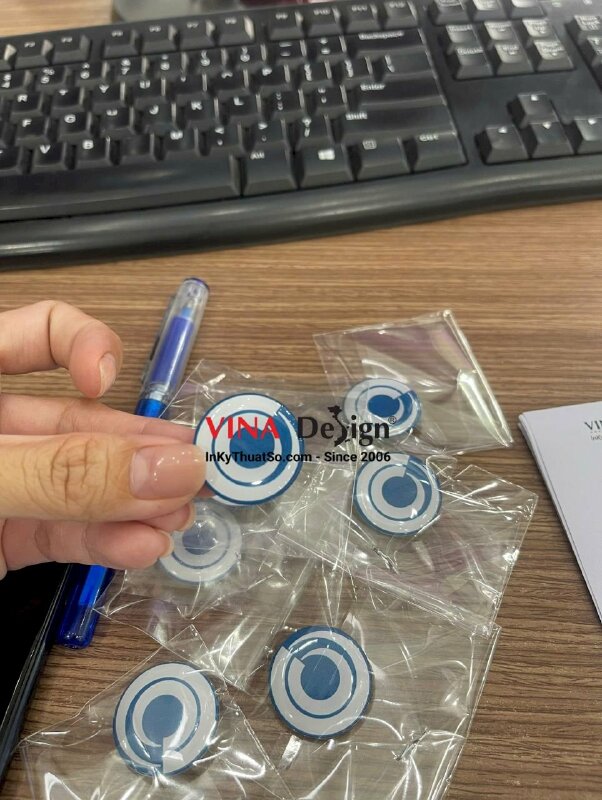 In huy hiệu tròn logo cài áo, nhựa đổ keo trong, gắn ghim cài - INKTS3487