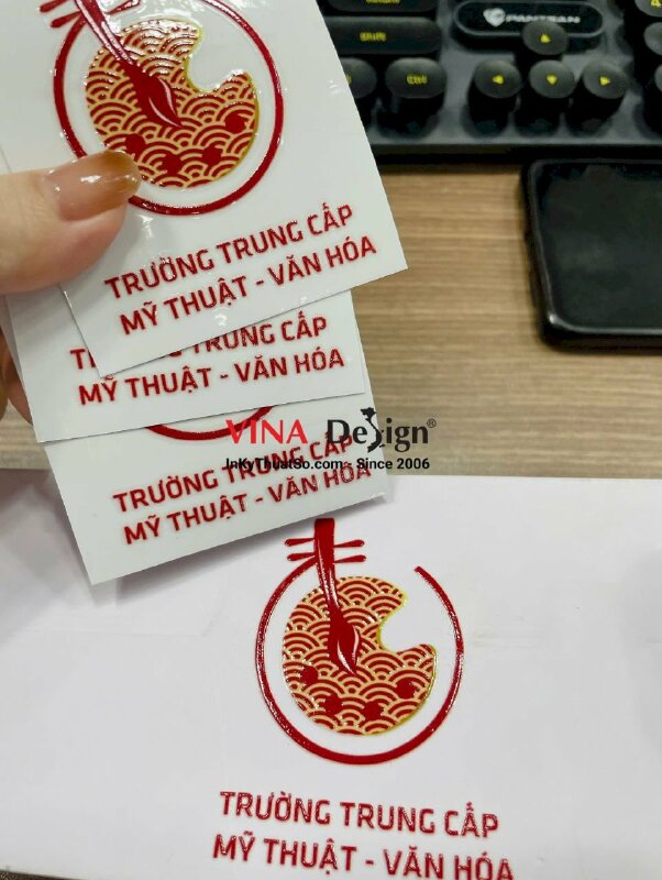 In logo trường trung cấp dán hộp quà tặng, in UV DTF số lượng ít - INKTS3454
