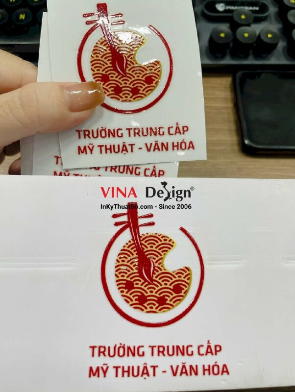 In logo trường trung cấp dán hộp quà tặng, in UV DTF số lượng ít - INKTS3454