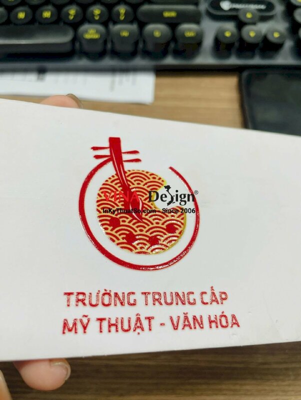 In logo trường trung cấp dán hộp quà tặng, in UV DTF số lượng ít - INKTS3454