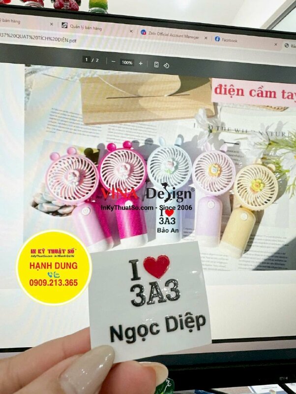 In nhãn UV DTF tên & chữ dán lên quạt cầm tay mini làm quà tặng học sinh lớp 3 - INKTS3455