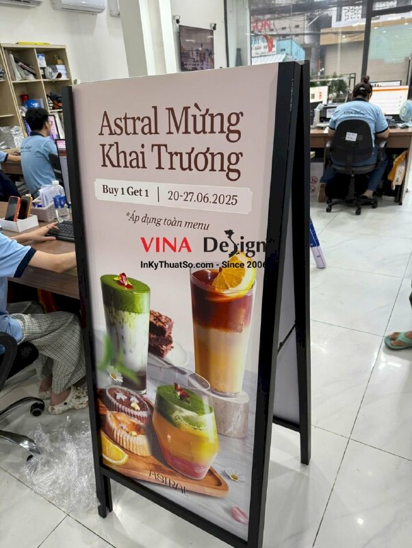 In standee chân sắt chữ A mừng khai trương quán Café & Patisserie (bánh ngọt) - INKTS3495