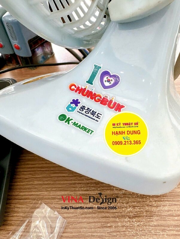 In tem nhãn UV DTF logo dán lên quạt cầm tay mini làm quà tặng cho khách hàng - INKTS3476