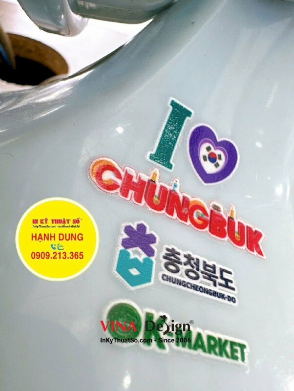 In tem nhãn UV DTF logo dán lên quạt cầm tay mini làm quà tặng cho khách hàng - INKTS3476