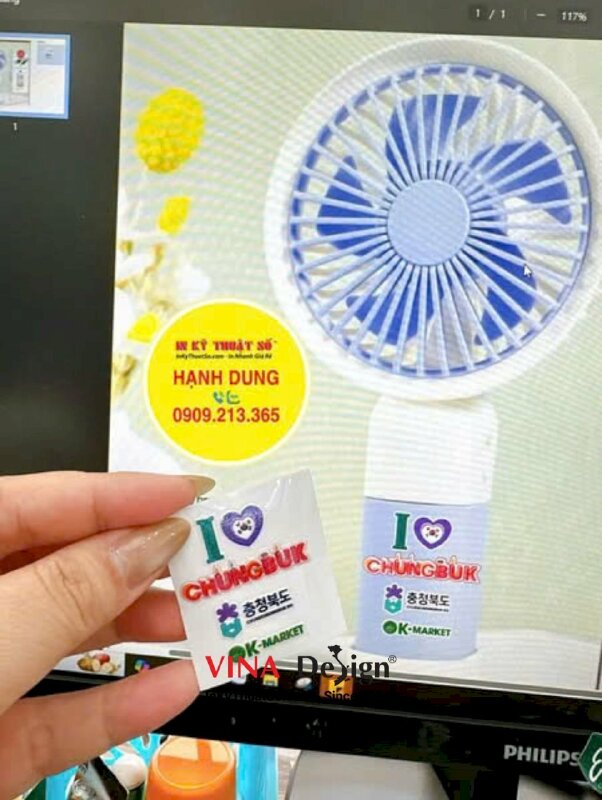 In tem nhãn UV DTF logo dán lên quạt cầm tay mini làm quà tặng cho khách hàng - INKTS3476