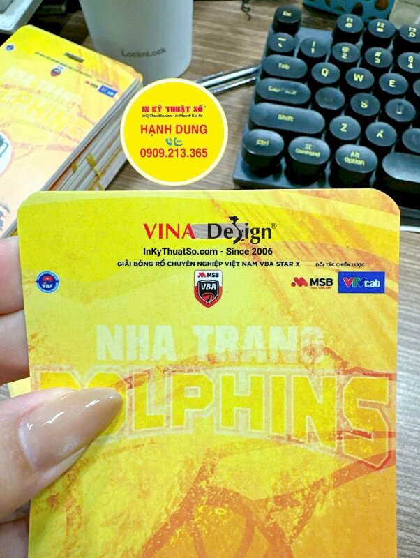 In thẻ đeo Volunteer cho sự kiện bóng rổ, thẻ nhựa bấm lỗ chữ nhật - INKTS3479