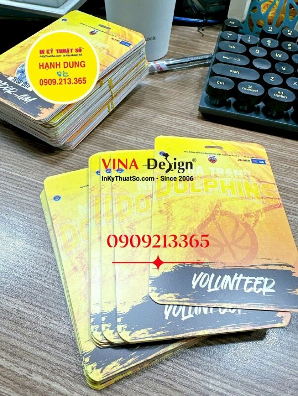 In thẻ đeo Volunteer cho sự kiện bóng rổ, thẻ nhựa bấm lỗ chữ nhật - INKTS3479
