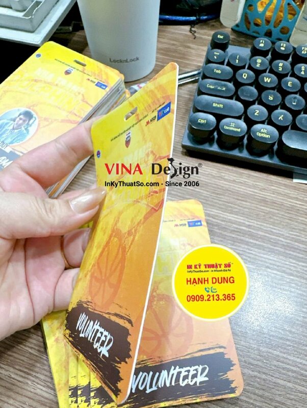 In thẻ đeo Volunteer cho sự kiện bóng rổ, thẻ nhựa bấm lỗ chữ nhật - INKTS3479