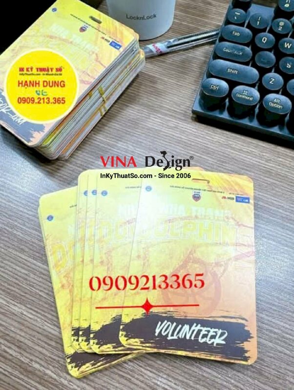 In thẻ đeo Volunteer cho sự kiện bóng rổ, thẻ nhựa bấm lỗ chữ nhật - INKTS3479