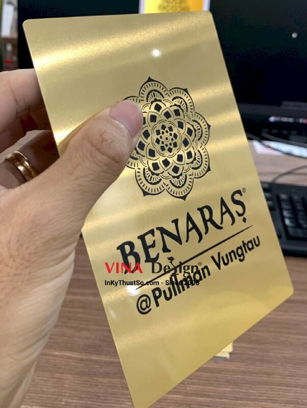 In thẻ nhôm logo gắn quyển menu bìa da cho nhà hàng cao cấp - INKTS754