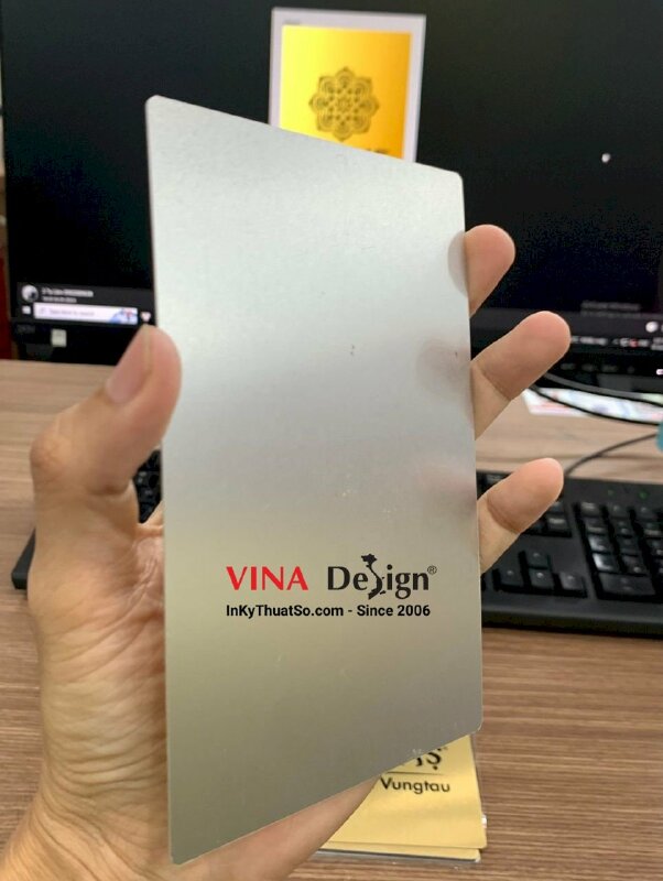 In thẻ nhôm logo gắn quyển menu bìa da cho nhà hàng cao cấp - INKTS754