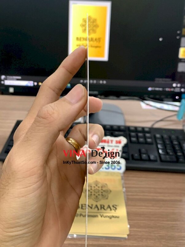In thẻ nhôm logo gắn quyển menu bìa da cho nhà hàng cao cấp - INKTS754