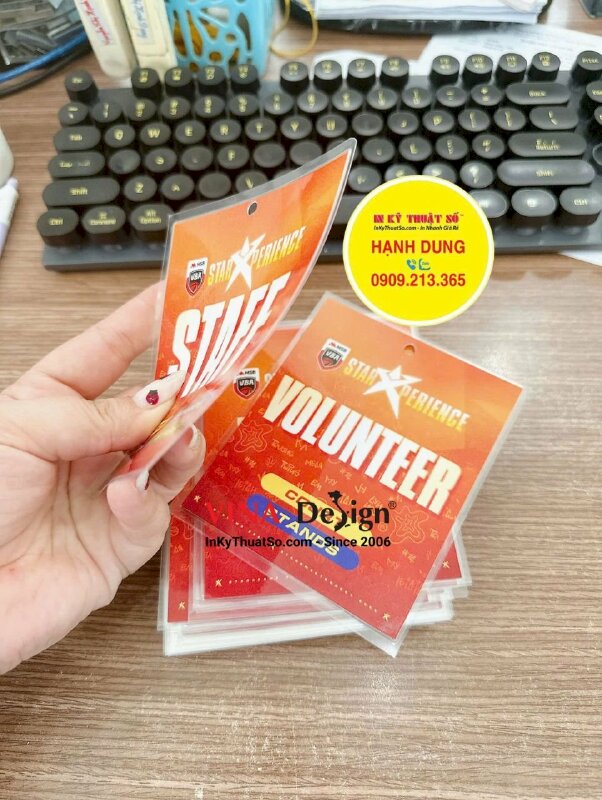 In thẻ staff đeo sự kiện StarXCamp chương trình hội trại bóng rổ VBA, thẻ giấy ép plastic bấm lỗ tròn - INKTS3531