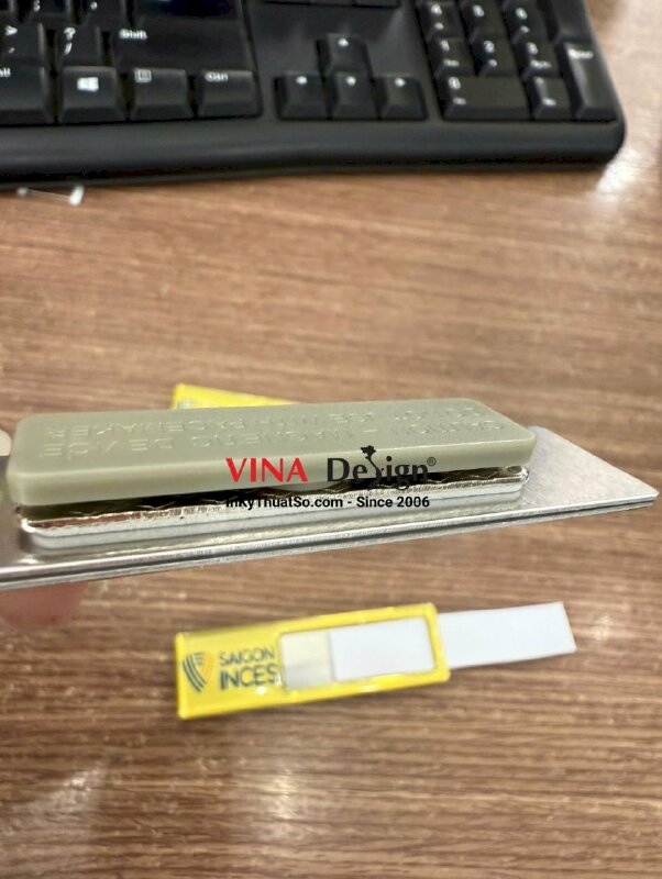In thẻ tên nhân viên công ty thiết bị và dịch vụ vệ sinh công nghiệp, có khe thay tên nhân viên - INKTS3522