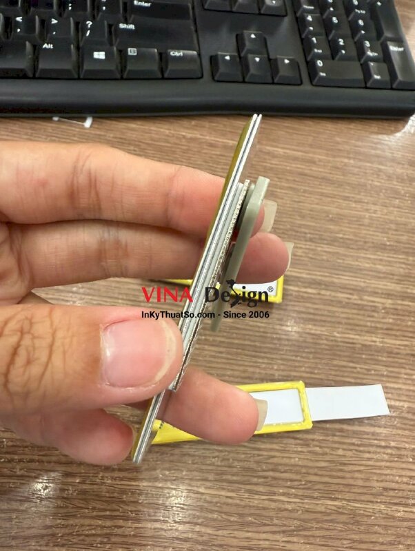 In thẻ tên nhân viên công ty thiết bị và dịch vụ vệ sinh công nghiệp, có khe thay tên nhân viên - INKTS3522
