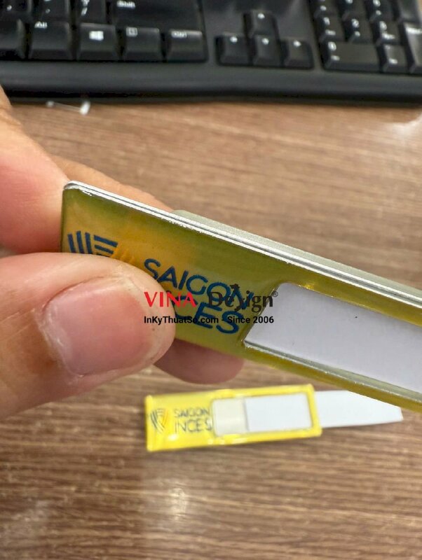 In thẻ tên nhân viên công ty thiết bị và dịch vụ vệ sinh công nghiệp, có khe thay tên nhân viên - INKTS3522