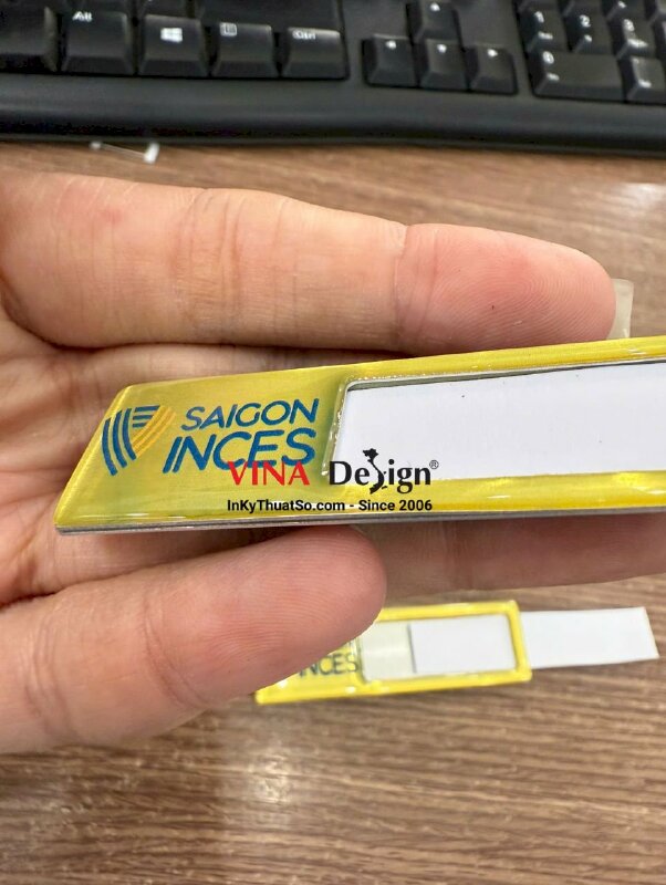 In thẻ tên nhân viên công ty thiết bị và dịch vụ vệ sinh công nghiệp, có khe thay tên nhân viên - INKTS3522