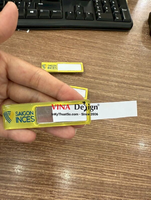 In thẻ tên nhân viên công ty thiết bị và dịch vụ vệ sinh công nghiệp, có khe thay tên nhân viên - INKTS3522
