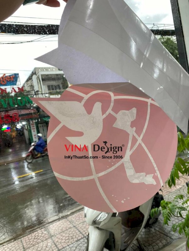 Logo công ty du lịch in Decal cán keo mặt in dán kính - INKTS3527