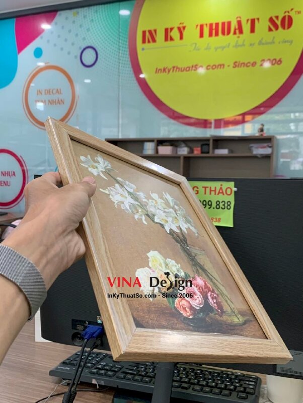 Tranh PP cán format, đóng khung gỗ treo tường, tranh bình hoa nghệ thuật - INKTS626