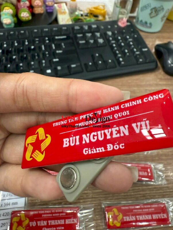 Bảng tên nhựa đổ keo gắn nam châm cài áo chức danh cho trung tâm phục vụ hành chính công - INKTS3581