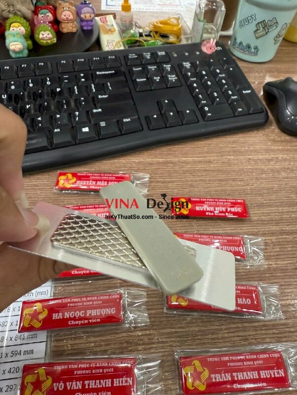 Bảng tên nhựa đổ keo gắn nam châm cài áo chức danh cho trung tâm phục vụ hành chính công - INKTS3581
