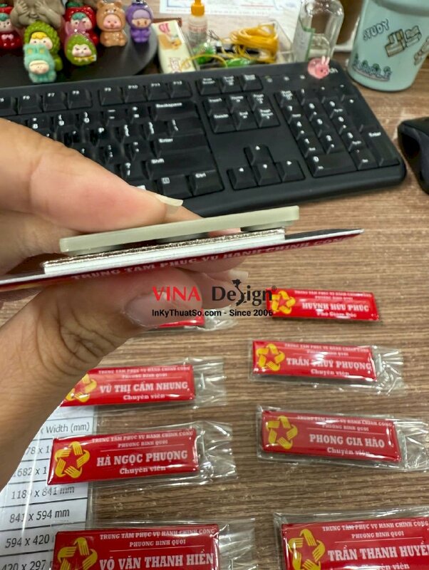 Bảng tên nhựa đổ keo gắn nam châm cài áo chức danh cho trung tâm phục vụ hành chính công - INKTS3581