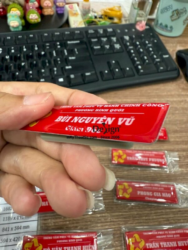 Bảng tên nhựa đổ keo gắn nam châm cài áo chức danh cho trung tâm phục vụ hành chính công - INKTS3581