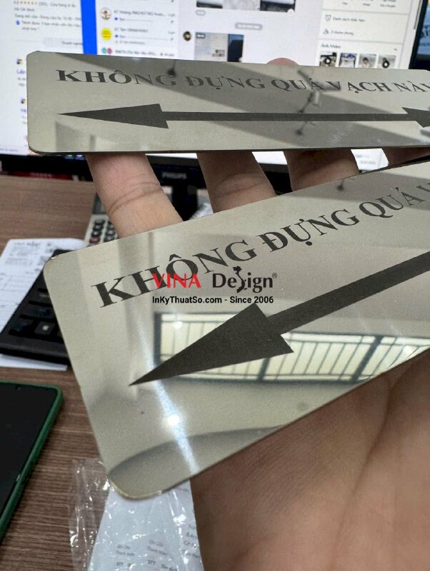 In bảng chỉ dẫn Không Dựng Quá Vạch Này, biển inox bóng khắc laser - INKTS3544