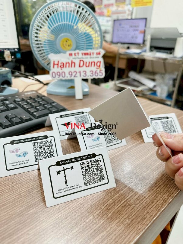 In bảng tên để bàn chữ A giới thiệu sản phẩm, có mã QR Code - INKTS783
