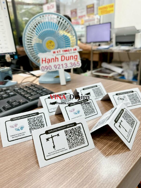 In bảng tên để bàn chữ A giới thiệu sản phẩm, có mã QR Code - INKTS783