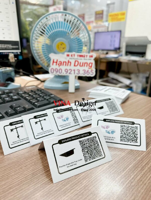In bảng tên để bàn chữ A giới thiệu sản phẩm, có mã QR Code - INKTS783