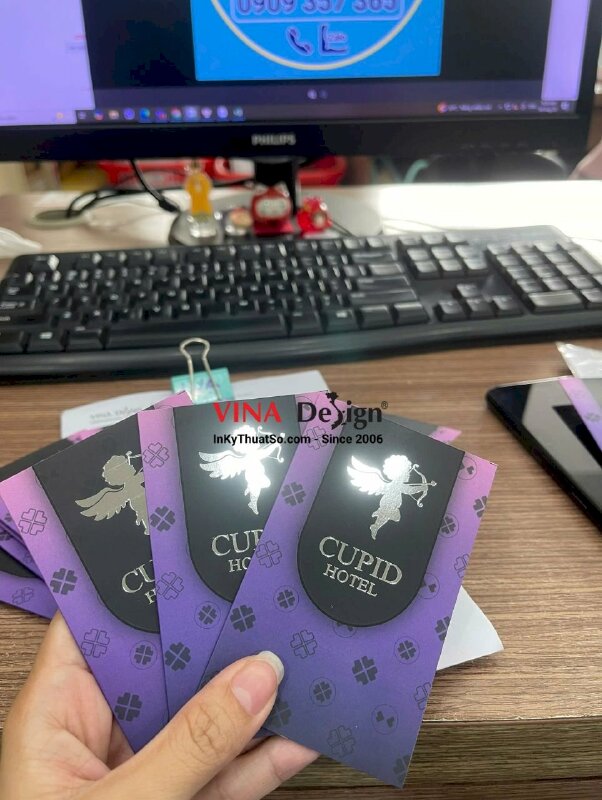 In Folder bao giấy đựng thẻ phòng khách sạn, ép kim màu bạc logo - INKTS3562
