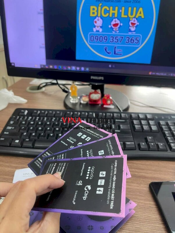 In Folder bao giấy đựng thẻ phòng khách sạn, ép kim màu bạc logo - INKTS3562