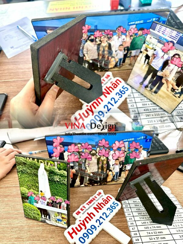 In Laminate, in ảnh lên gỗ Laminate ép lụa bóng để bàn, in ảnh gia đình đi du lịch - INKTS720