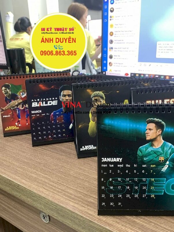 In lịch bóng đá để bàn chữ A, in lịch Barca, in lịch Messi, in lịch Tết cầu thủ bóng đá - INKTS1029