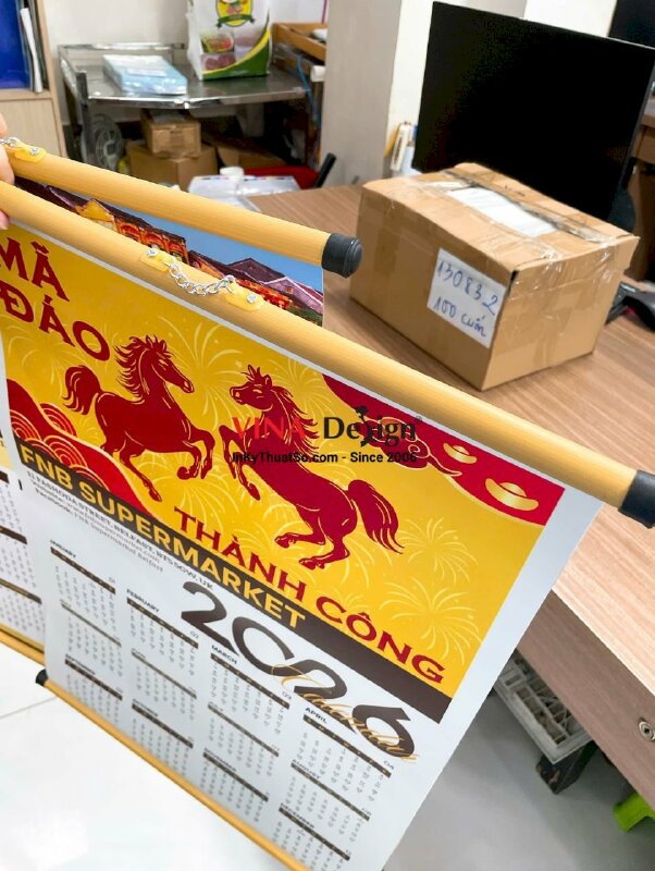 In lịch treo tường 1 tờ, giấy ảnh cán mờ, gắn ống sáo nẹp 2 đầu - INKTS3552