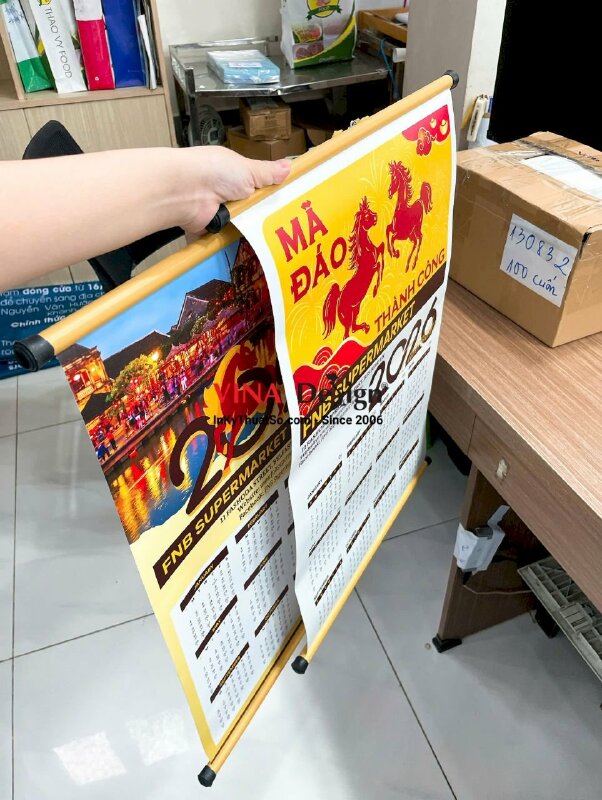 In lịch treo tường 1 tờ, giấy ảnh cán mờ, gắn ống sáo nẹp 2 đầu - INKTS3552