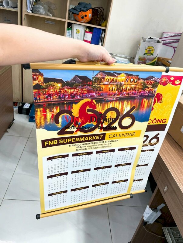 In lịch treo tường 1 tờ, giấy ảnh cán mờ, gắn ống sáo nẹp 2 đầu - INKTS3552